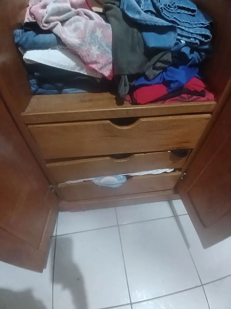 Vendo guarda roupa de madeira - Foto 4