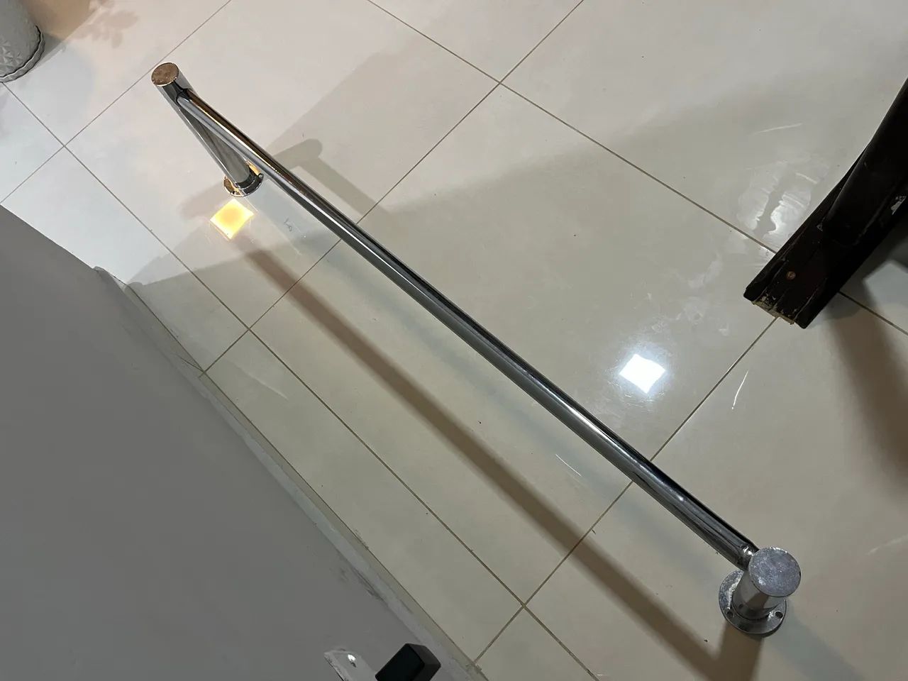 Arara de parede para loja de roupas 1,10m - Foto 4
