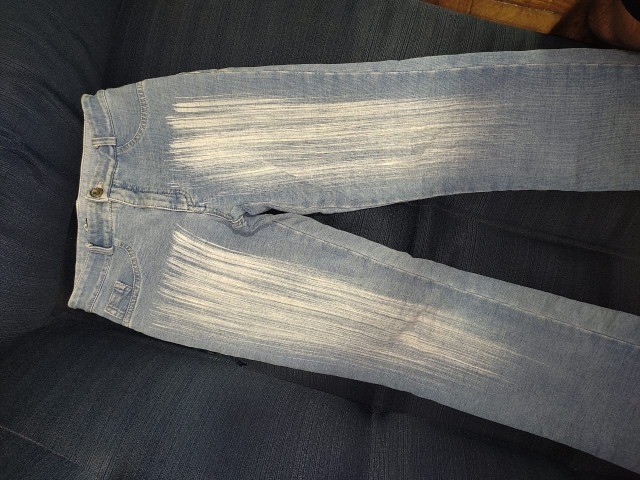 calça jeans clara com detalhes gang 38