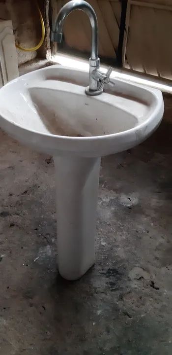 Pia de banheiro em ótimo estado