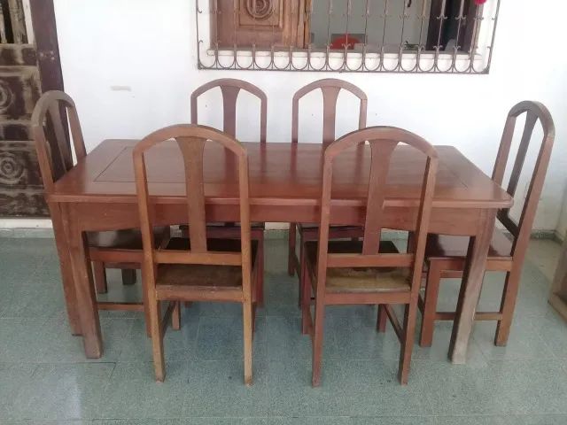 Jogo de mesa com 6 cadeira em madeira maciça em ótimo estado.