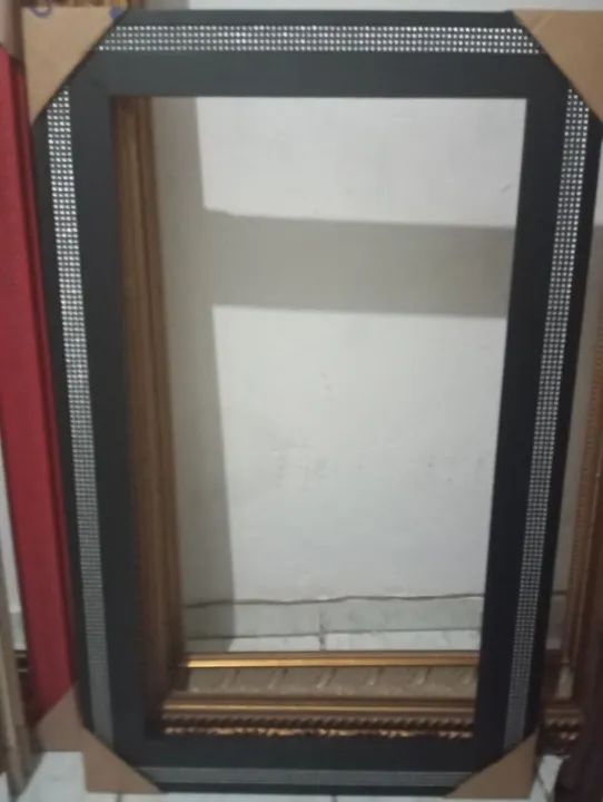 moldura preta com detalhes na cor prata luxo - Foto 2