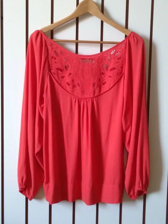 Blusa feminina vermelha com renda mangas longas e bufantes