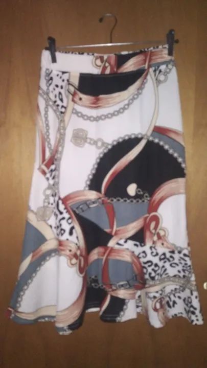 Saia estampada com detalhes em corrente