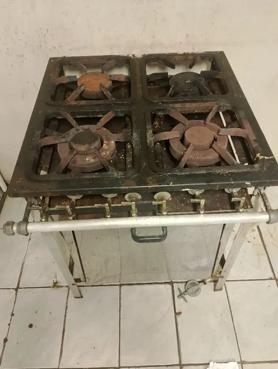 Fogão industrial 04 bocas com forno 