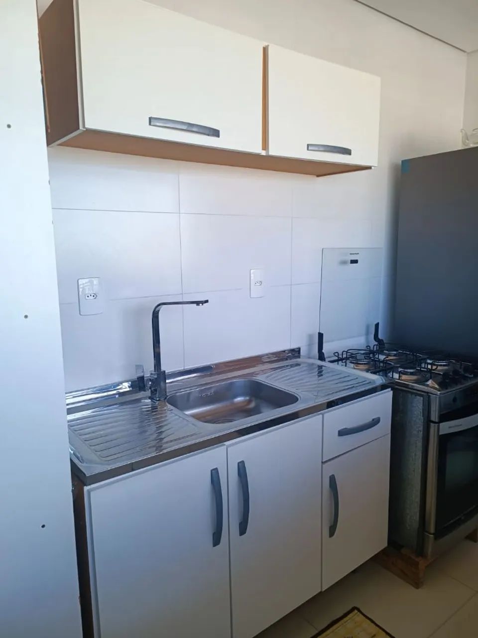 Armário de Cozinha Branco com pia e prateleira