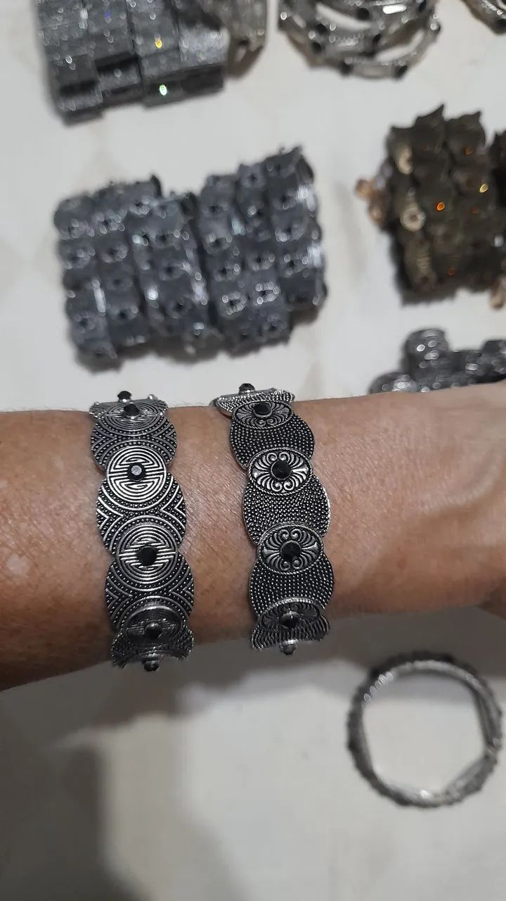 Lote de pulseiras 50 peças  atacado - Foto 4