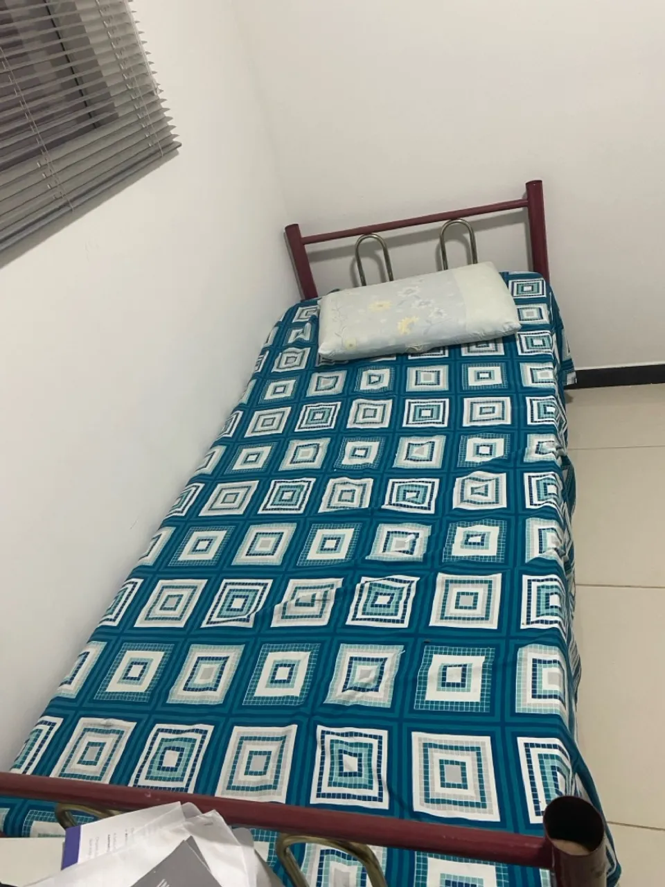 Cama de solteiro com design moderno