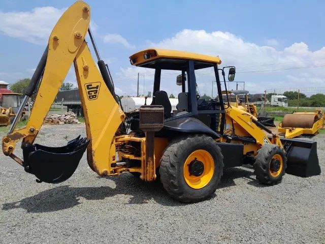 Retroescavadeira Jcb 3C Plus 2010 traçada 4x4 - Foto 3