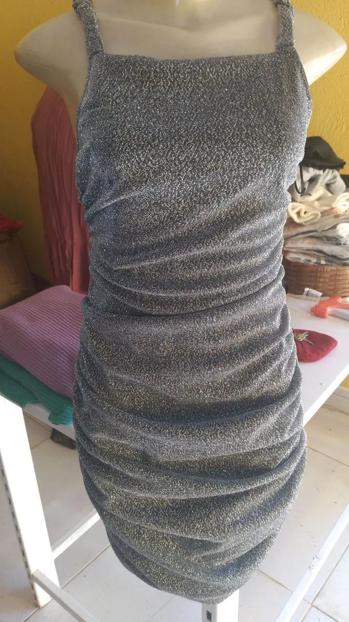 Vestido Prateado com Detalhes Drapeados