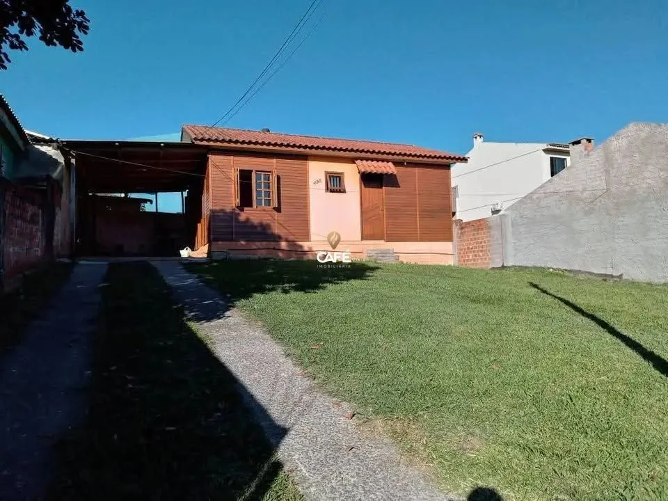 Casa De 3 Dormitórios, Sala De Estar, Banheiro Social, Cozinha, Garagem e Pátio.