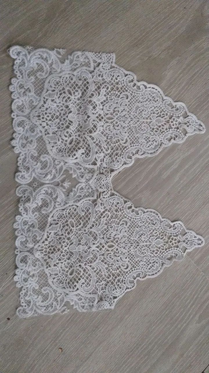 Renda Tipo Chantilly Off White/ Tamanho de cada busto 43x32 cm