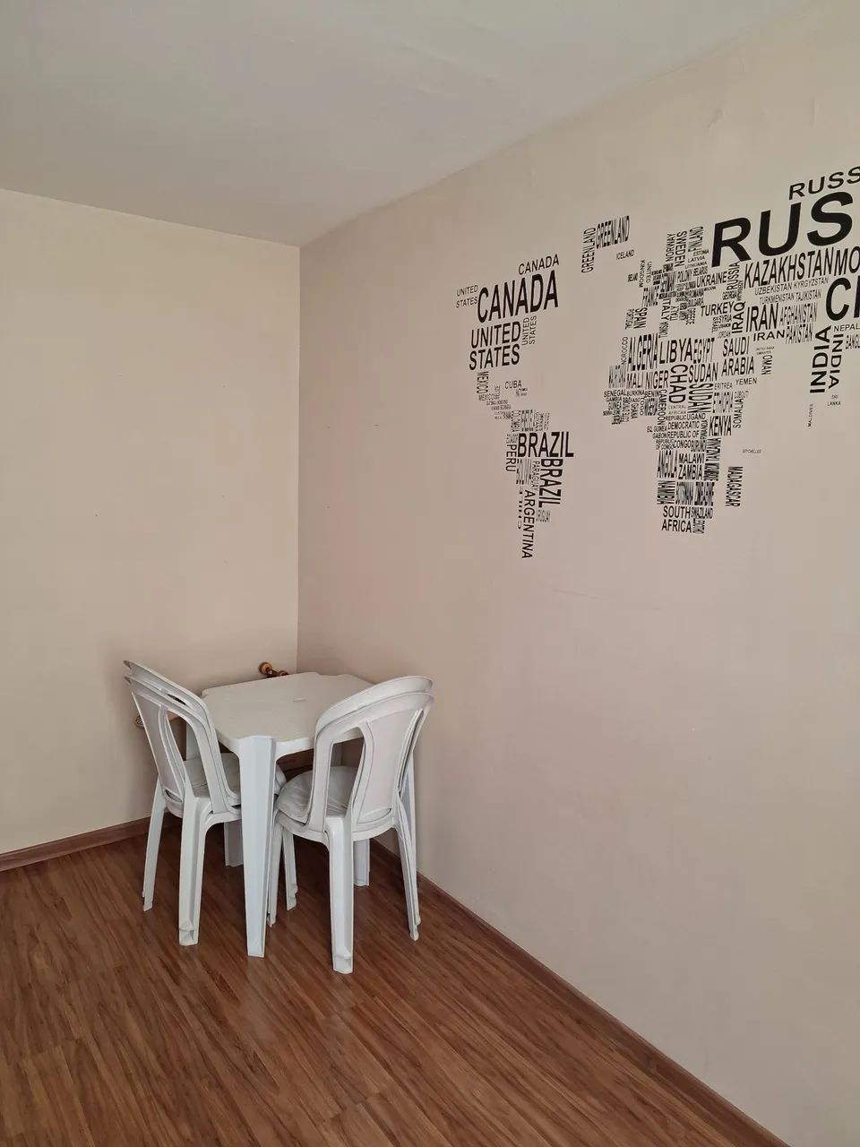 Selling plastic table with 4 chairs64739713633923120