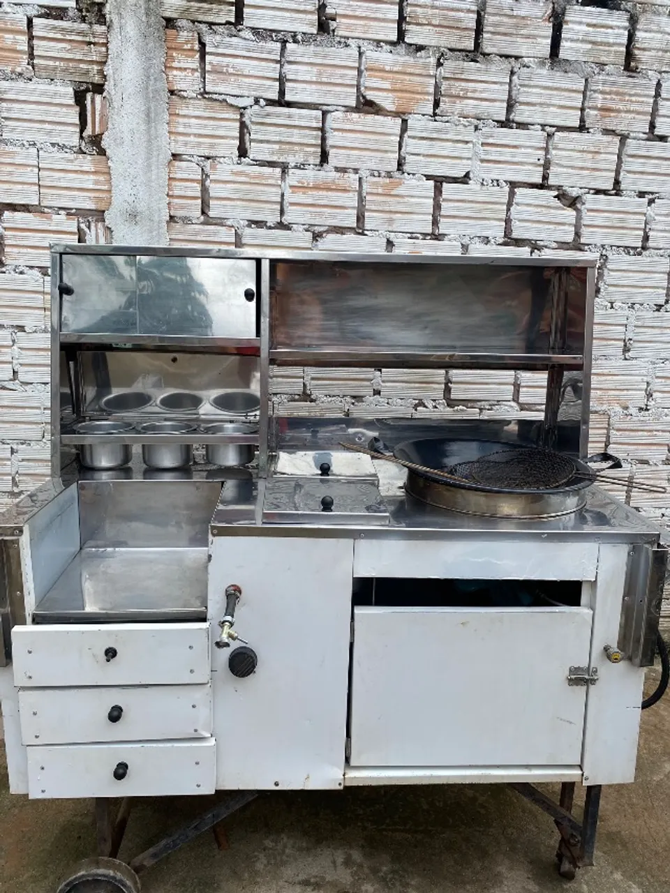 Carrinho de lanche base em inox, com espaços para armazenar, no ponto para empreender!