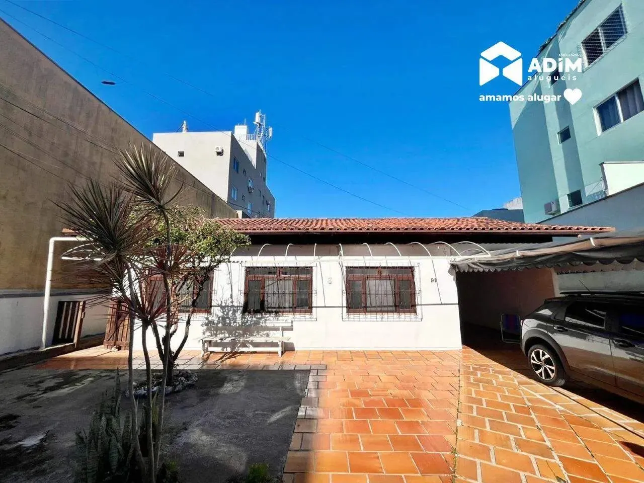 Aluguel Anual: Casa ampla com 7 quartos sendo 1 suíte no centro de Balneário Camboriú.