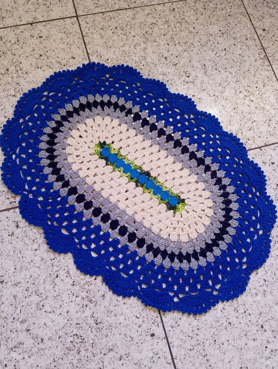 Tapete Oval Crochê Azul e Branco