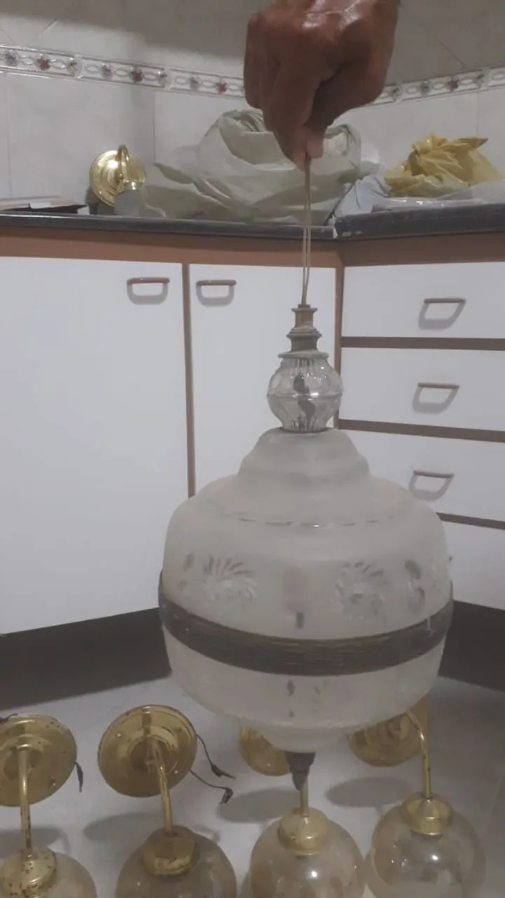 Lustre Clássico de Vidro com Detalhes