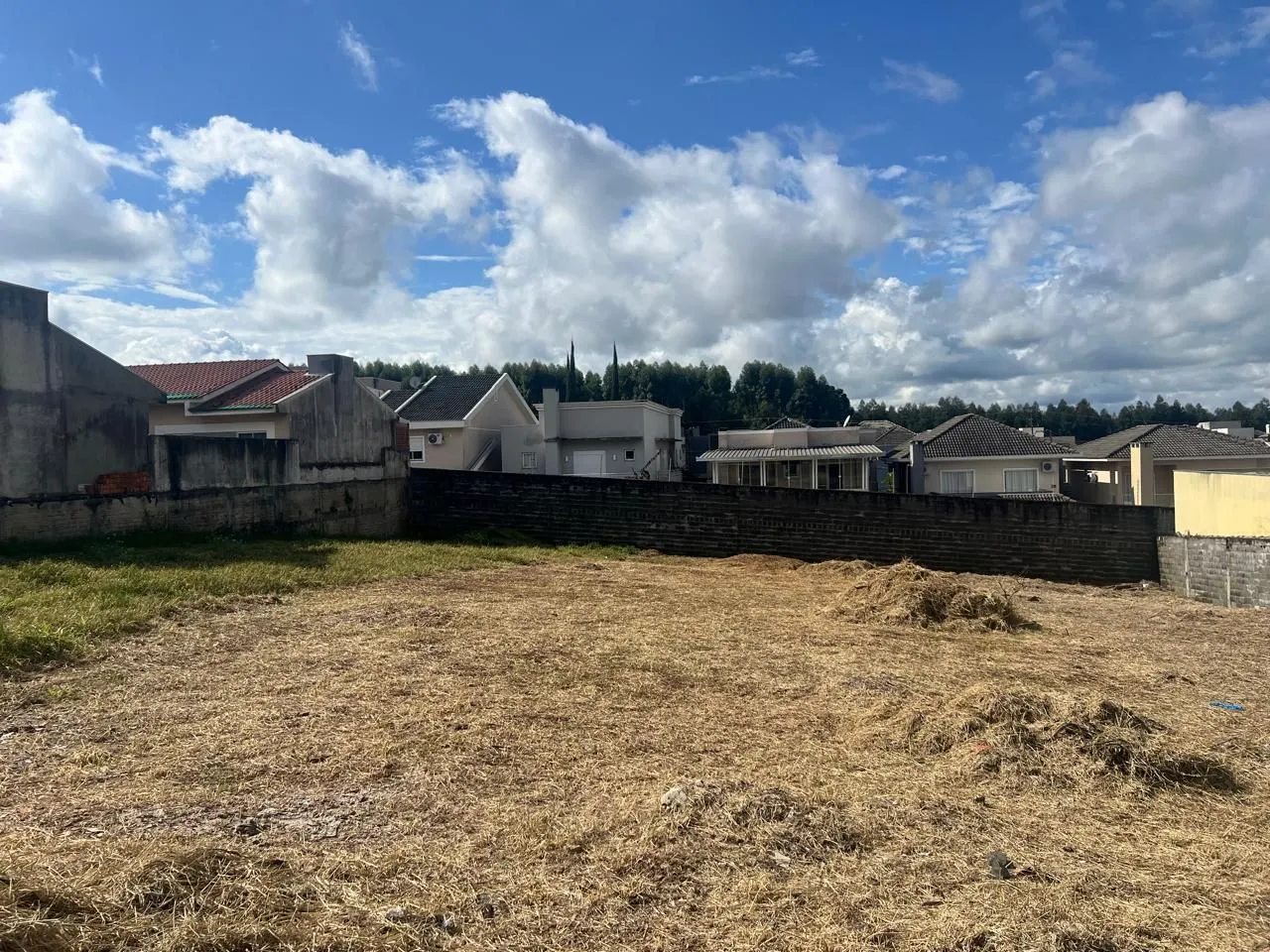 Vende-se terreno. Em Uvaranas.