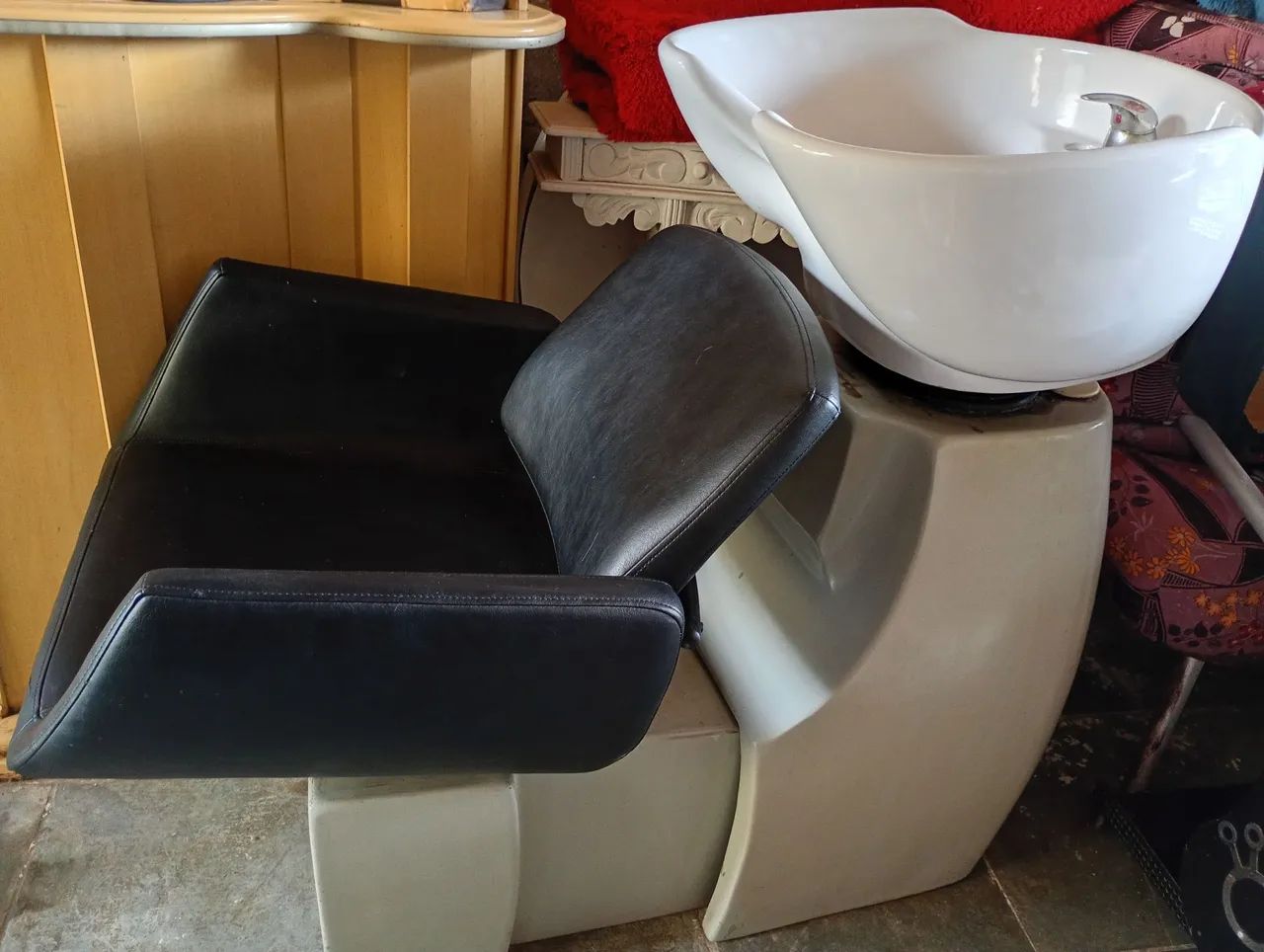 LAVATÓRIO COM CADEIRA 