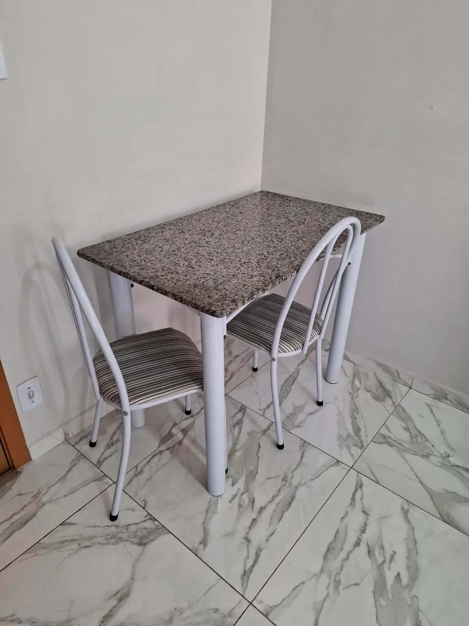 Mesa com tampo de granito e cadeiras