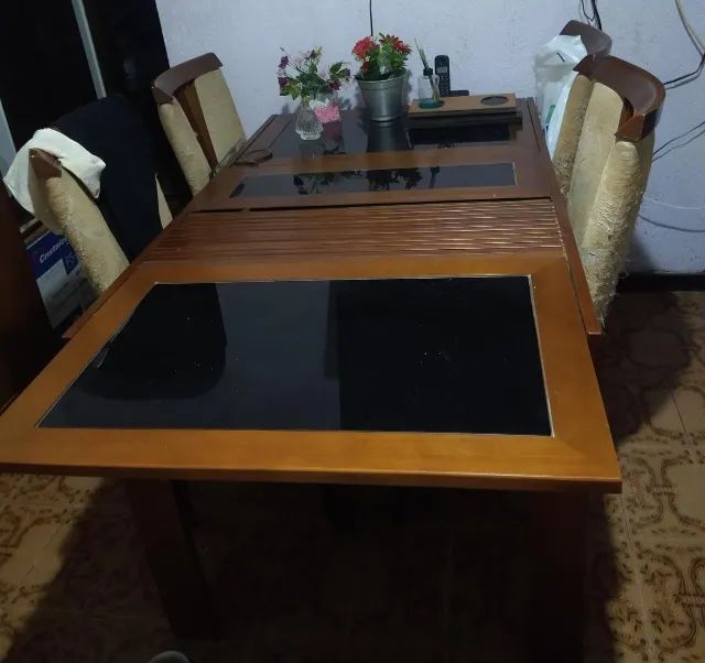 Mesa de embuia maciça  extensível, com tampo de vidro, 
