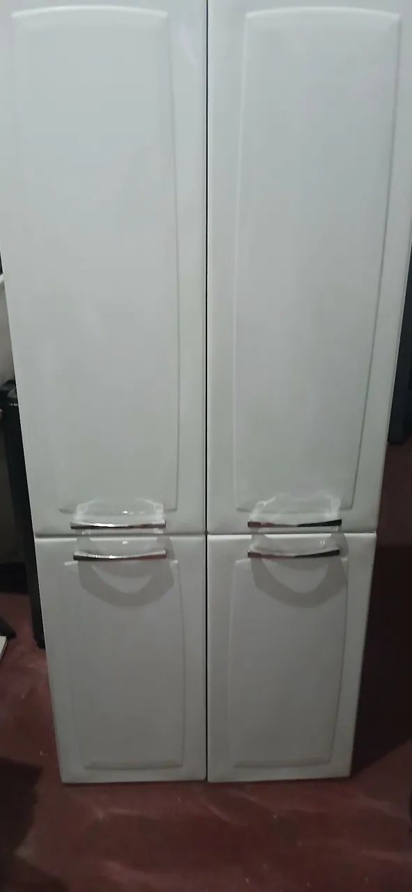 Selling a nearly new steel wall cabinet — grab this opportunity!