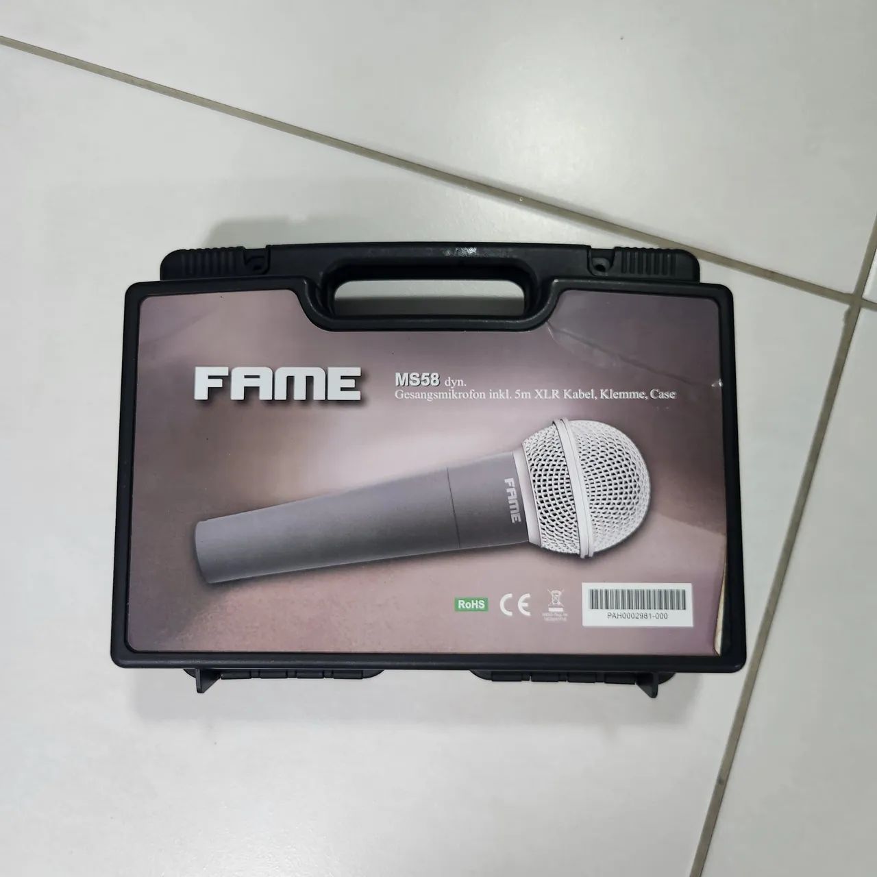 Microfones e pedestal