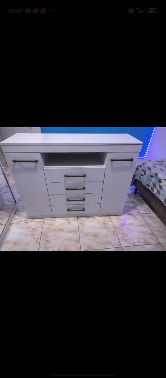 Cômoda branca com gavetas e nicho