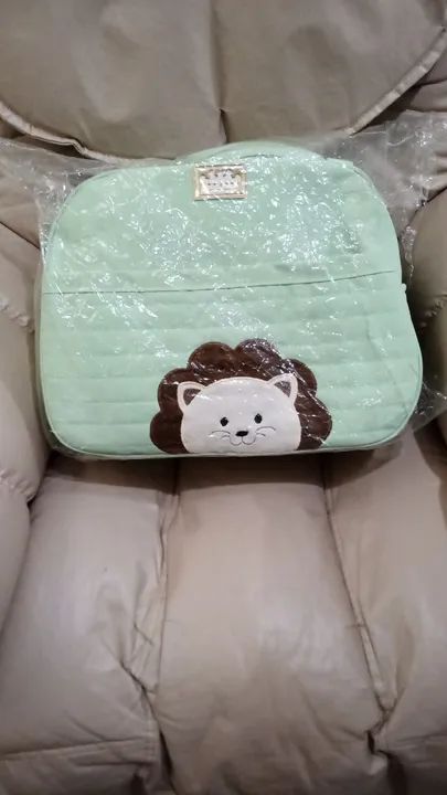 Bolsa maternidade térmica com tema de animais.