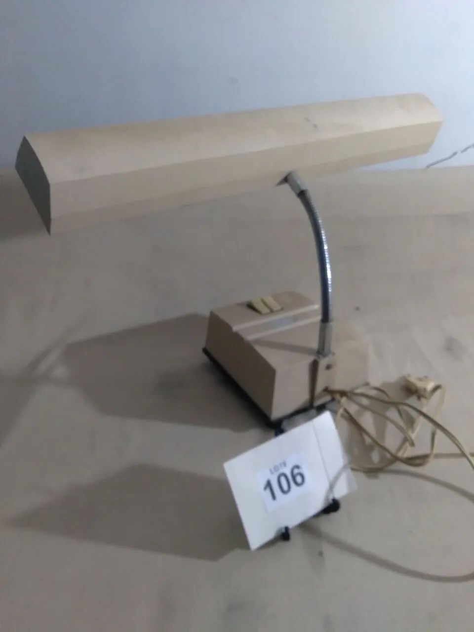 Luminária anos  80 sem lâmpada precisando de restauro. - Foto 2