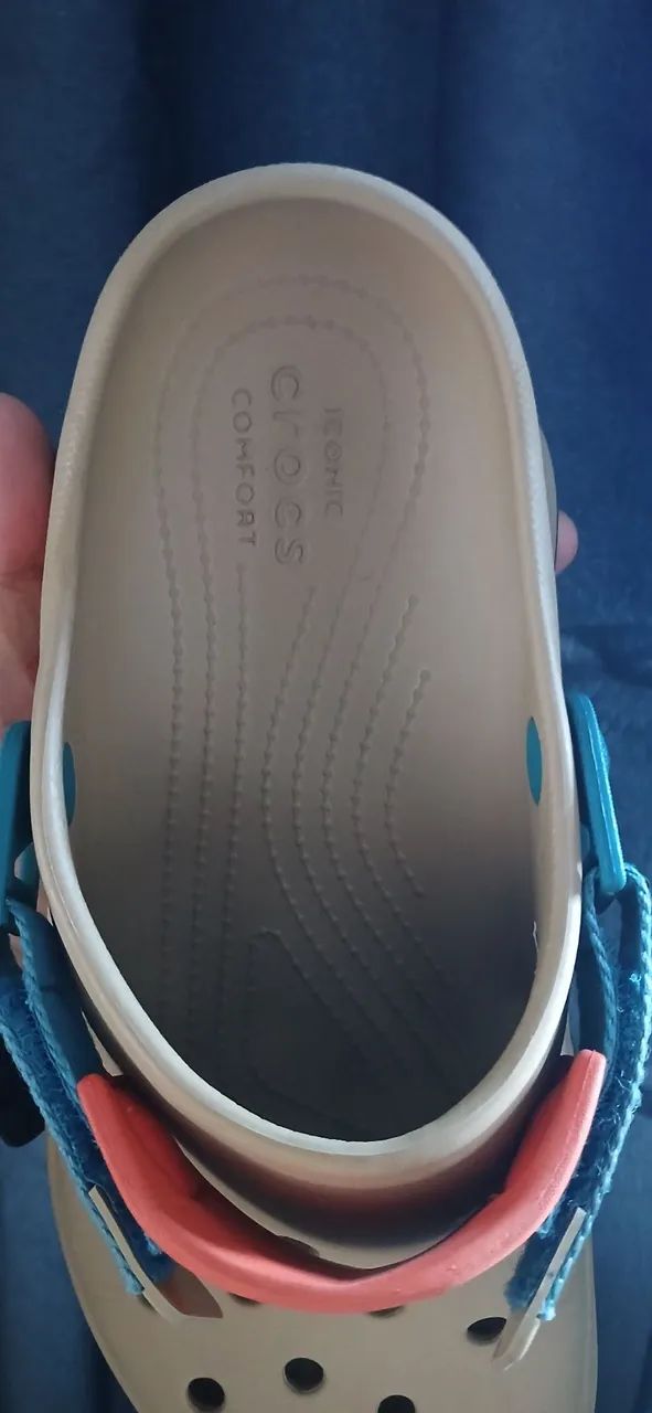 Crocs Bege com Detalhes Coloridos - Foto 3