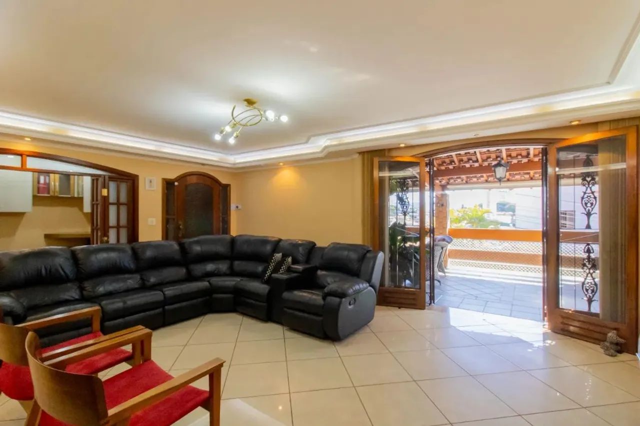 Casa para venda em Vila Galvão com 3 quartos, 331m²