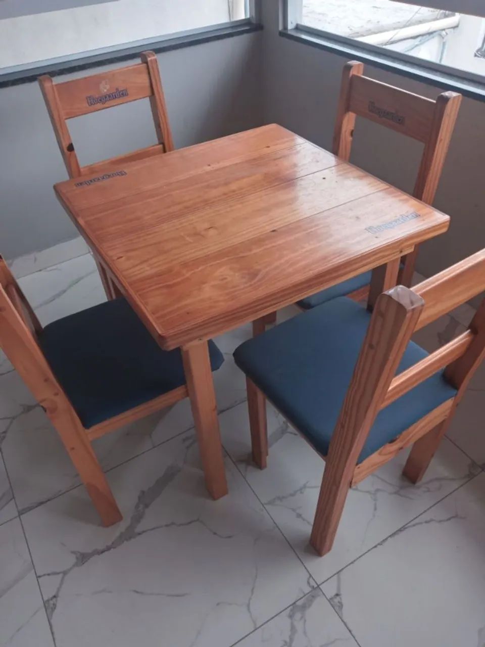 Mesa com quatro cadeiras 64299779159810120