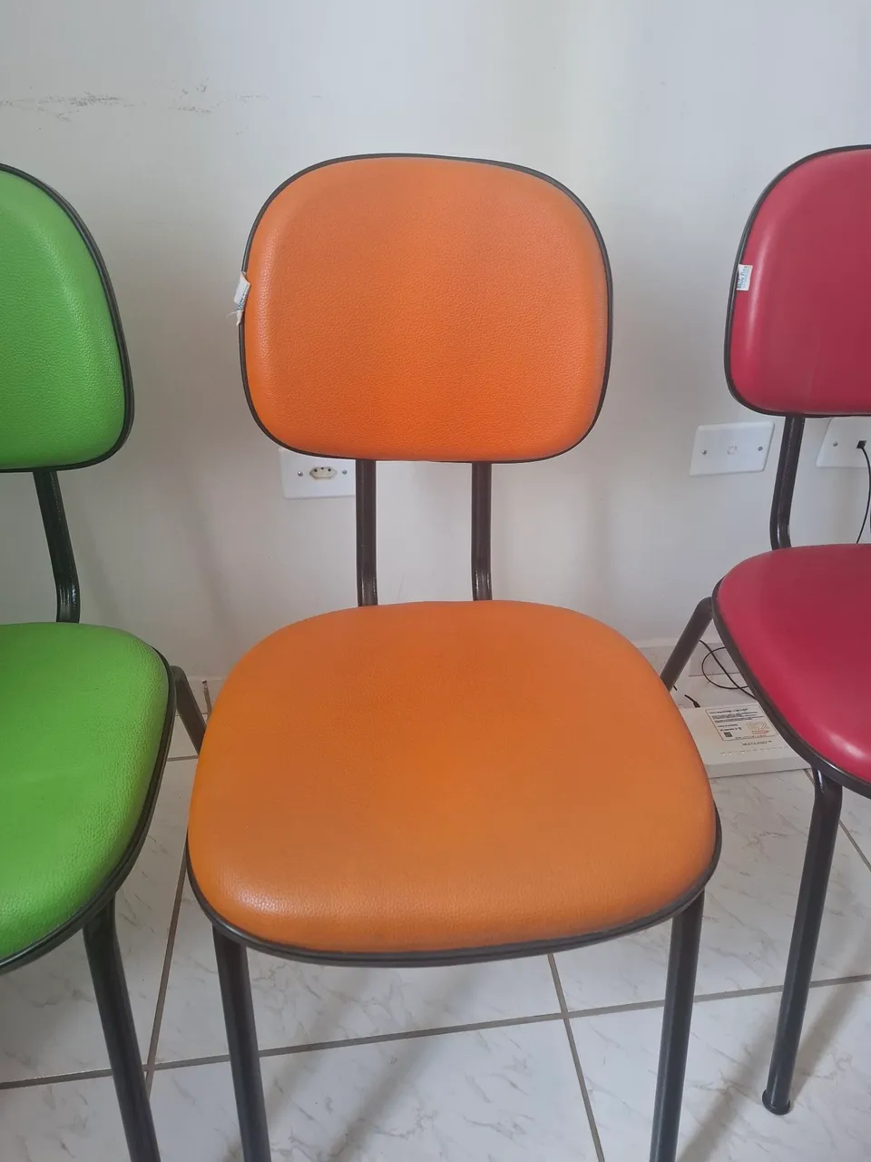 Cadeiras coloridas para diversos ambientes