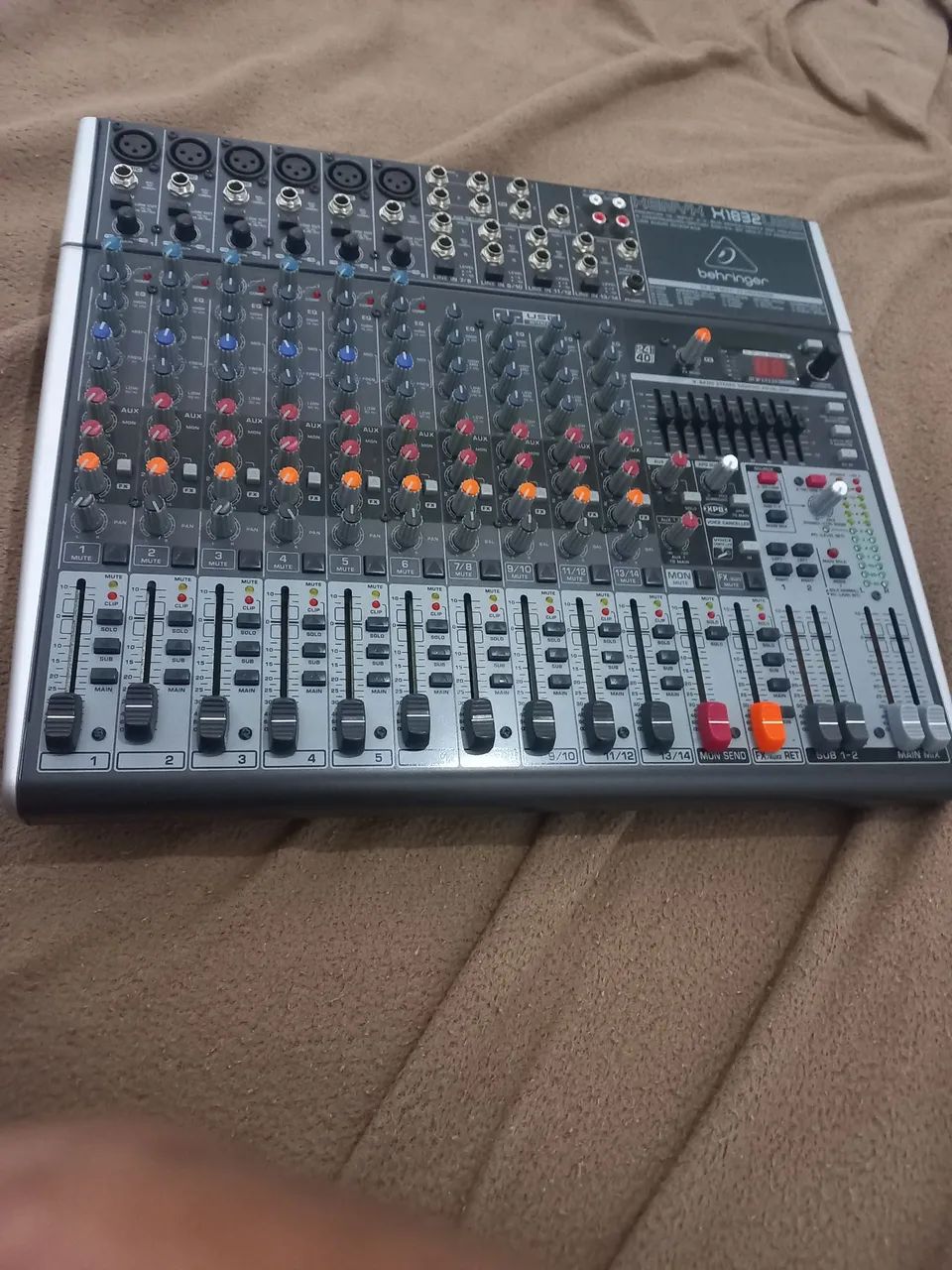 Mesa de Som Behringer Xenyx 1832