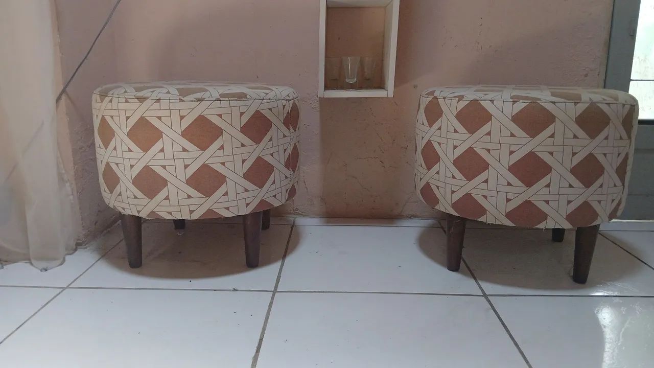 Vendo. 2 Pufis e 2 cadeiras. 