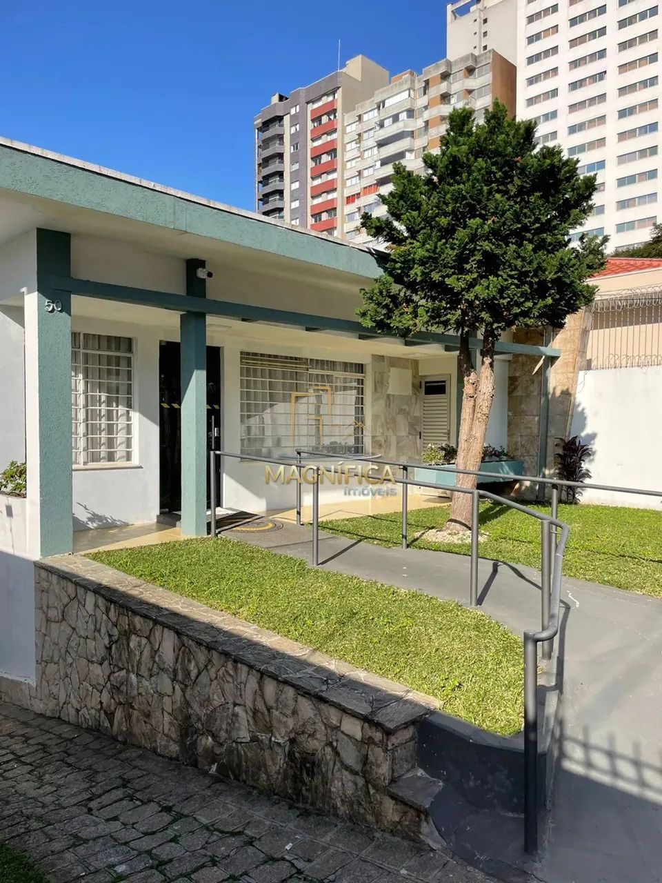 Casa comercial bem localizada no bairro das Mercês.