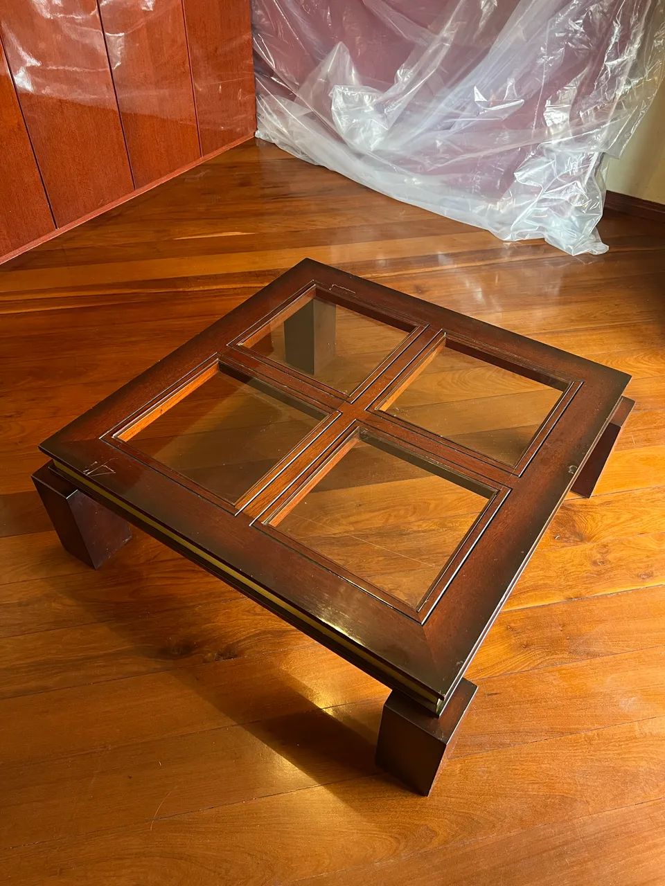 Mesa de centro em madeira maciça com tampo de vidro. - Foto 2