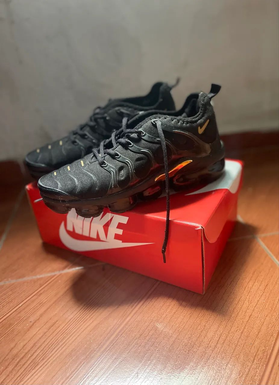 vapormax preto/dourado 