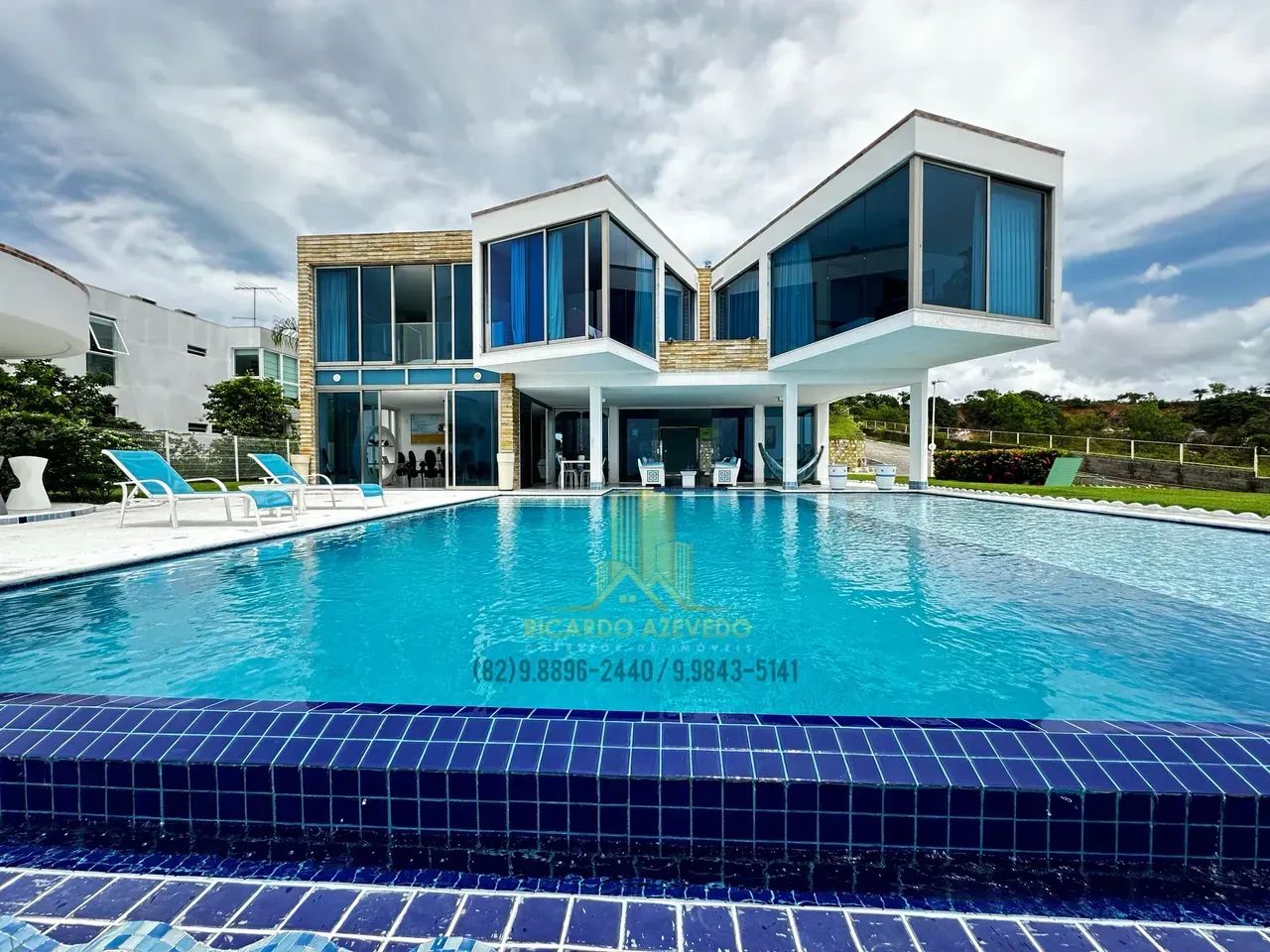 Casa com 03 suítes e lazer privativo, com vista para o mar