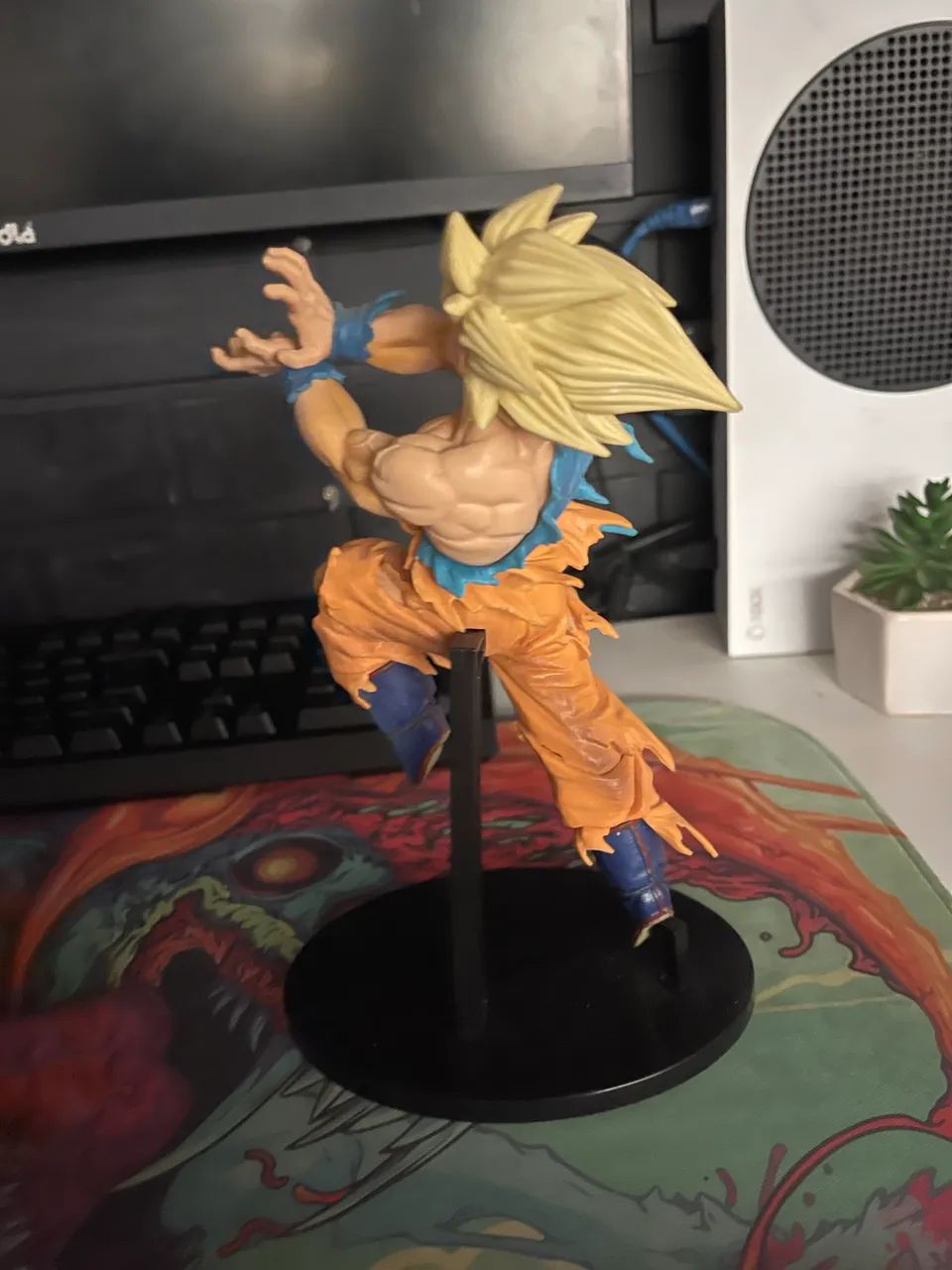 Action figure 415081535069890561