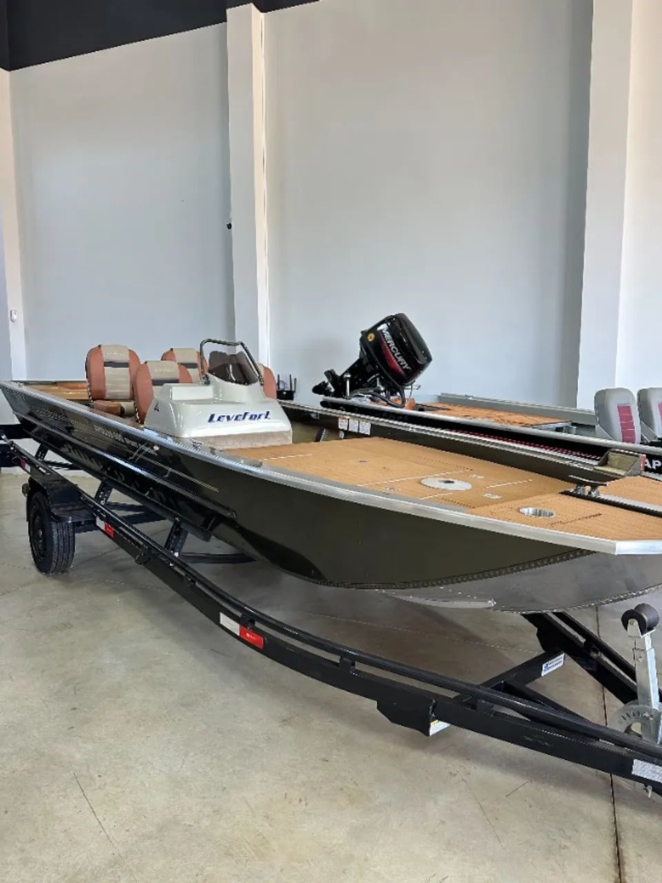 Casco Apolus 600 Special Series Freestyle | Levefort | Barco para Pesca Esportiva