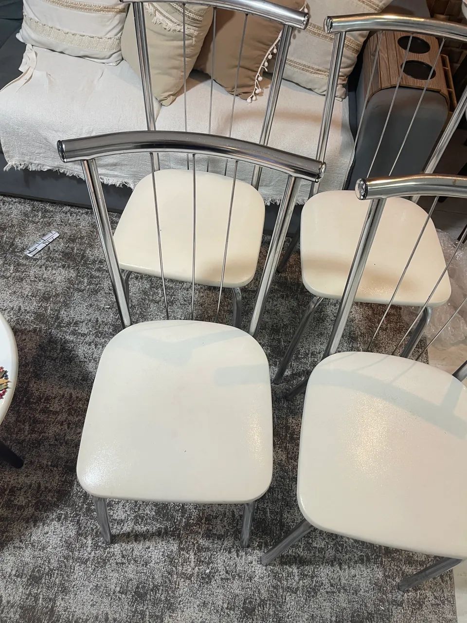 VENDE SE CADEIRAS DE COZINHAA USADA! - Foto 4