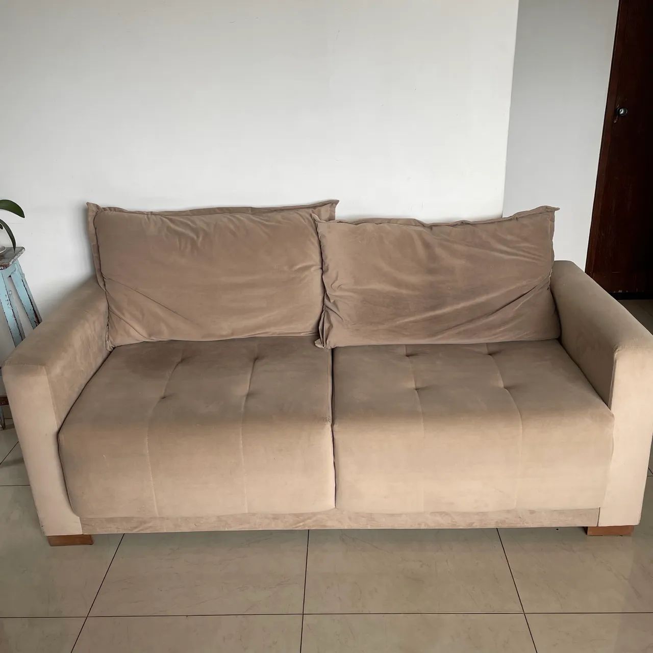 Sofá tecido suede com almofadas  - Foto 2