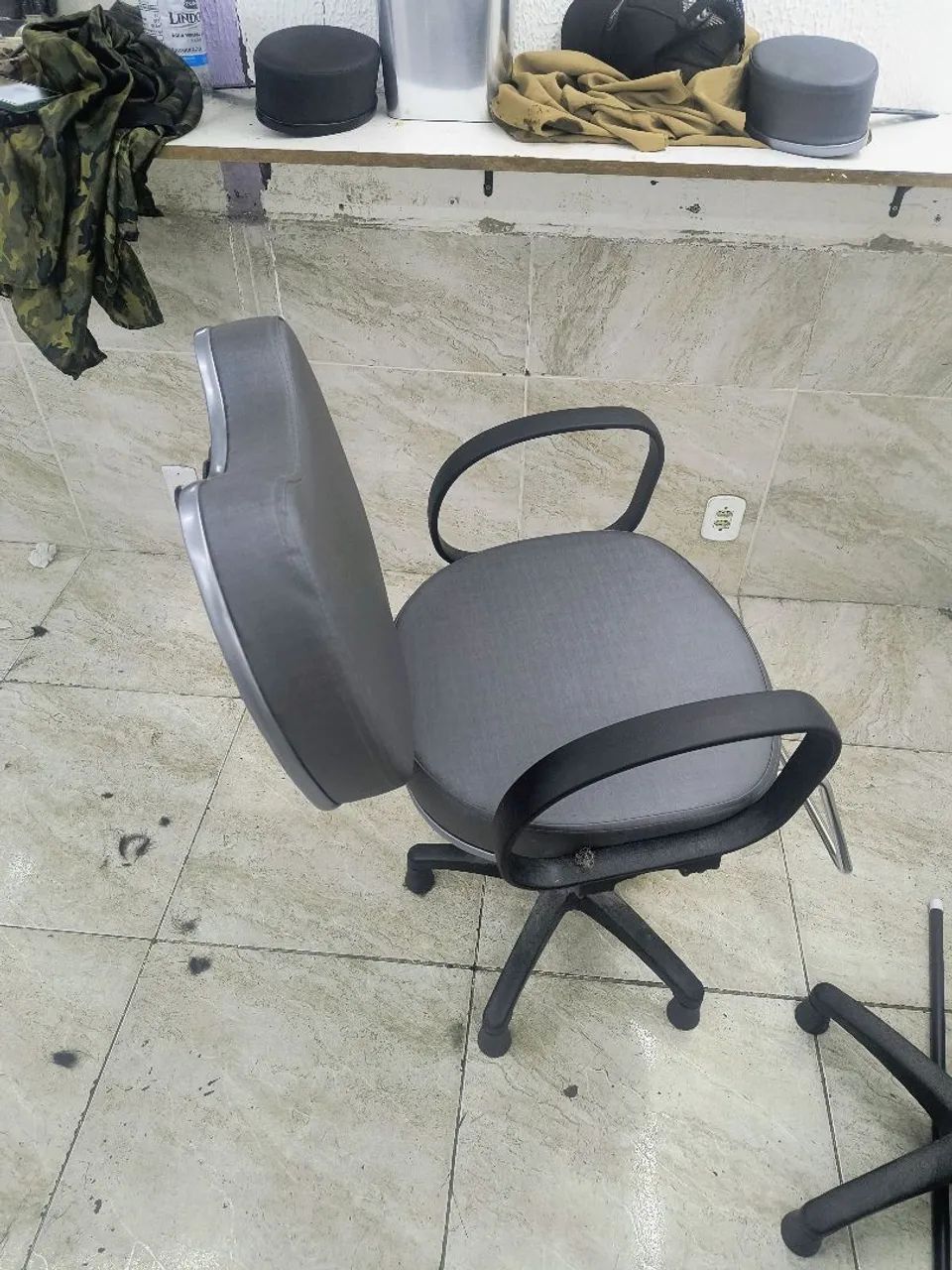 Vendo duas cadeiras de barbeiro nova comprei a dois meses - Foto 2
