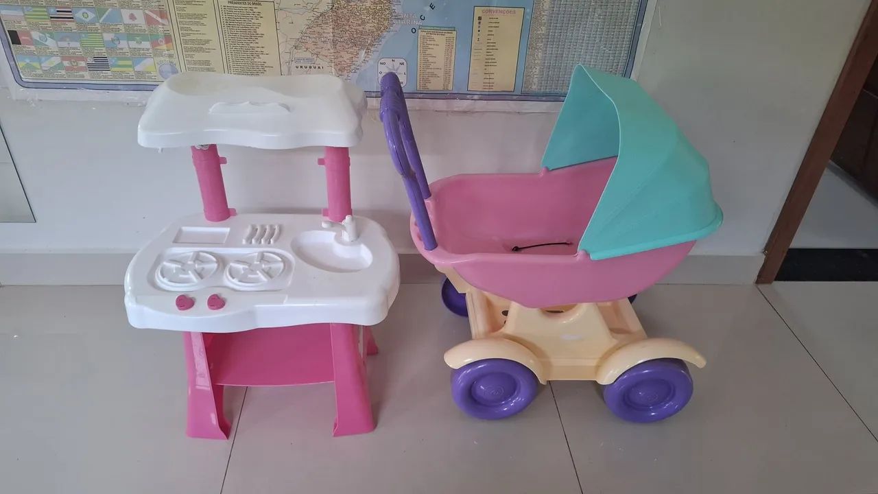 Cozinha e carrinho de bebê de brinquedo 