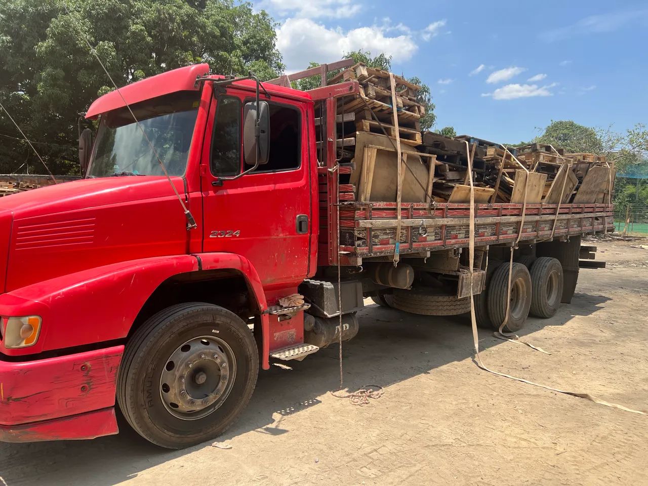 Vende se caminhão de lenha fechado.