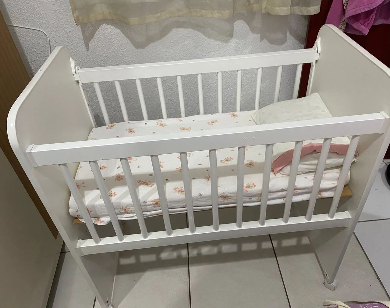 Berço Retrô Branco com Rodinhas - Ótimo Estado