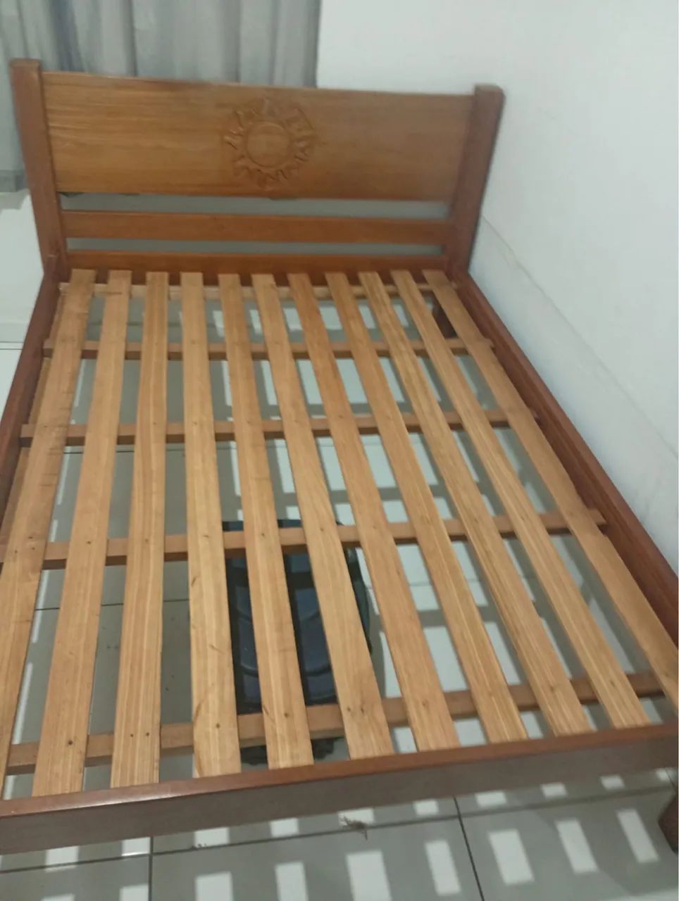 Pra vender logo: Cama de casal em madeira 