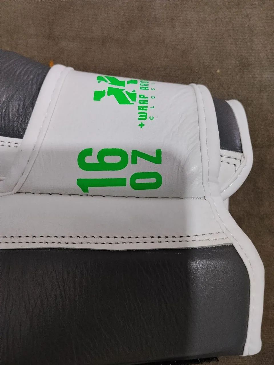 Luvas MKS ICON 16OZ BRANCAS NUNCA USADA - Foto 3